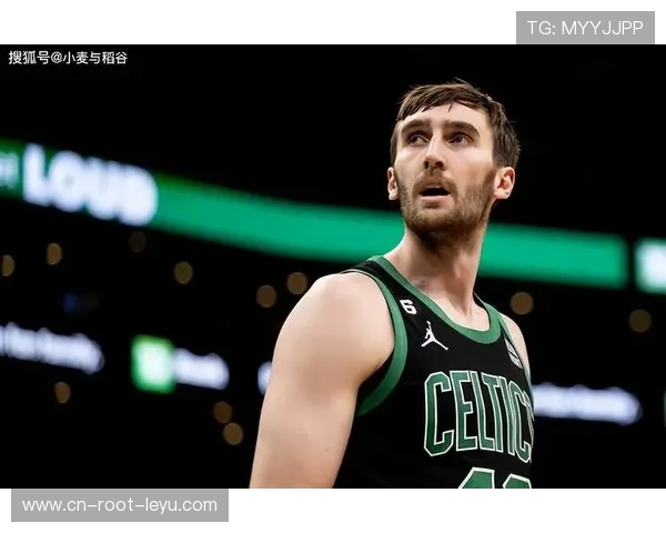 凯尔特人科内特篮下背身勾手，命中一个高难度得分